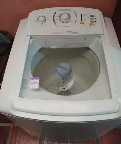 Máquina de Lavar Roupas Electrolux modelo LT12B.