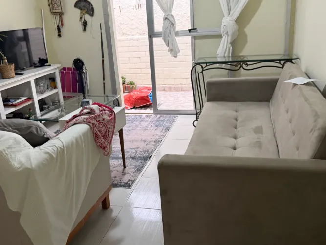 Aparador com tampo de vidro
