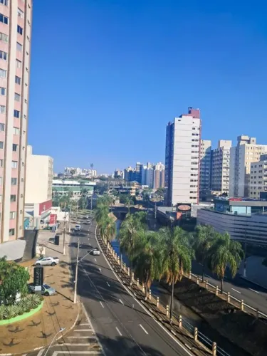 Apartamento locação Jd Proença. Amplo, 2 suítes, sala com sacada. 1 vaga.