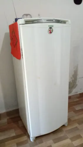 Vende-se Geladeira em bom estado, Interessado ligue para: * ou *.