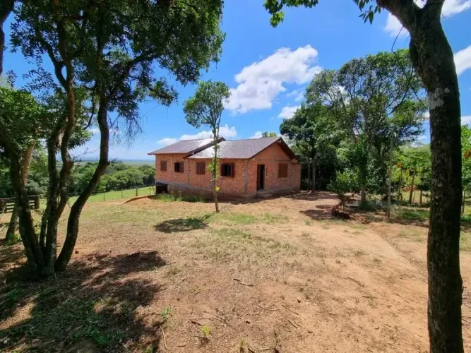 Velleda oferece lindo sítio de 2 hectares dentro de condomínio fechado em Águas Claras
