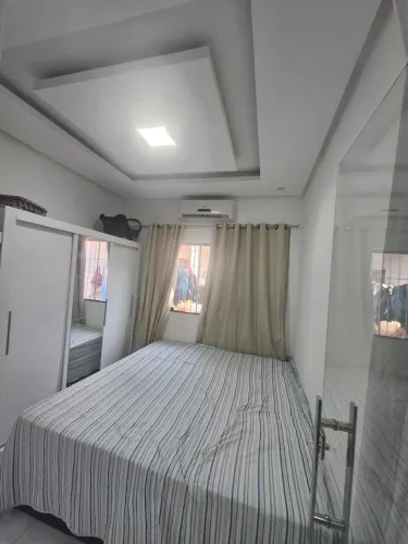 Alugo casa com dois quartos , sendo uma suíte