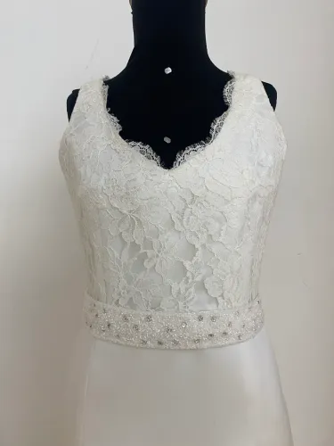 Vestido de noiva de cetim italiano. Peça única.