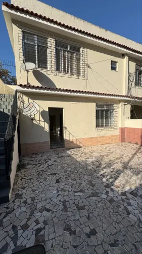 Alugo casa 2 quartos em Bonsucesso.