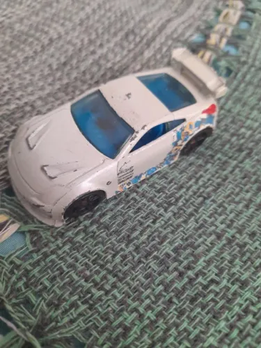 Carrinho Hot Wheels Nissan 350Z da linha HW City de 2013 pintura branca e azul