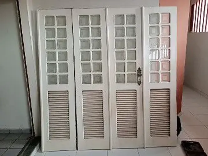 Porta 4 folhas com dobradiças e trinco 
