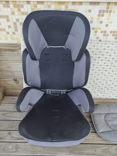 cadeirinha veicular com assento de elevação marca Still