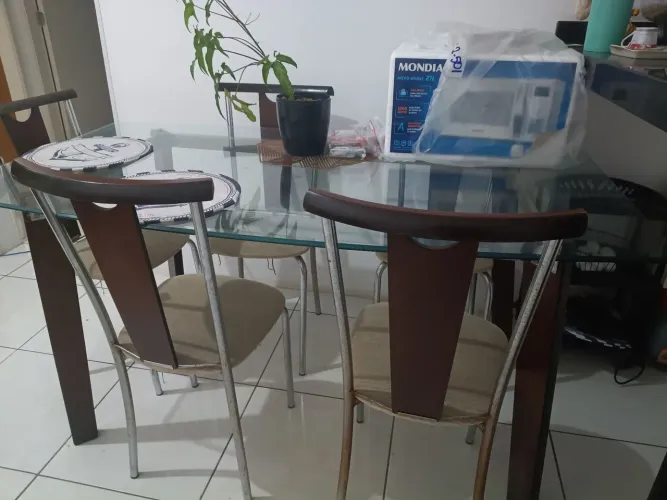 Mesa de vidro com 5 cadeiras 