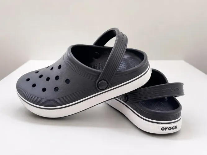 Crocs Off Court Clog original, preto e branco, tamanho J1 (32 Brasil)