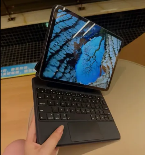 iPad Pro 2022 12,9 com Magic Keyboard das 128GB Cor cinza espacial, estado geral 99% novo
