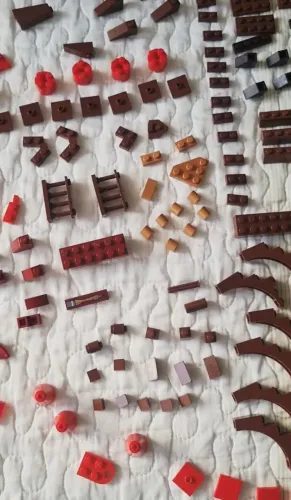 350 peças de LEGO - Tons vermelho e marrom. Diversos formatos.
