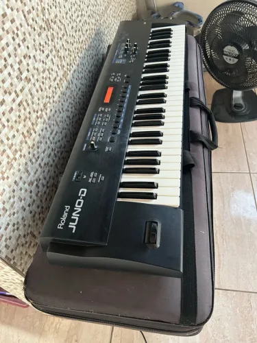 Teclado Roland Juno D - Edição Limitada. Com capa e Pedal.