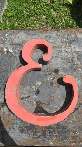 Letra em metal vintage ?E? - tipografia