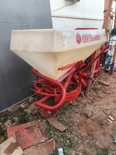 Distribuidor de adubos, sementes, calcareadeira