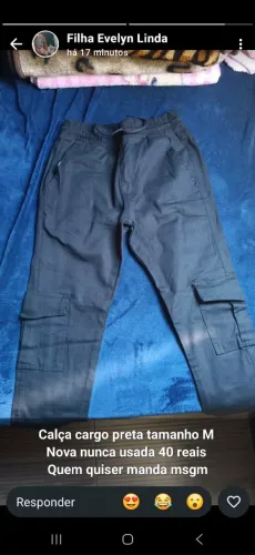 Calça cargo preta.