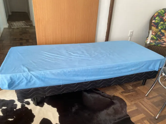 Base cama solteiro com colchão.