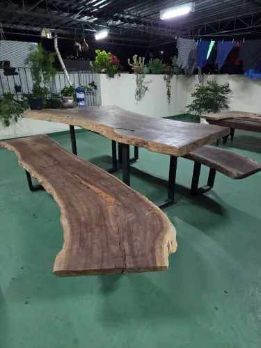 Mesa e bancos de madeira Angico com borda orgânica