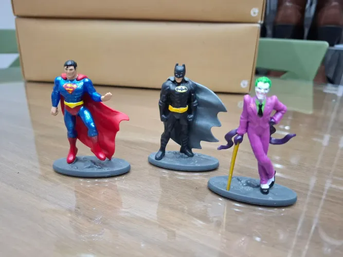 Miniaturas bonecos batman coringa e superman