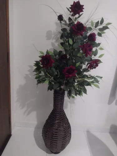 Arranjos de flores com vaso de ferro e vime 1,60 de altura 