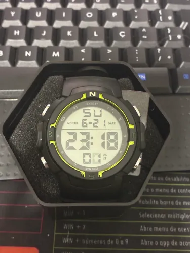 Relógio digital esportivo DHP com LED e estilo aventureiro
