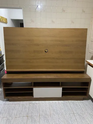Rack com painel madeira maciça
