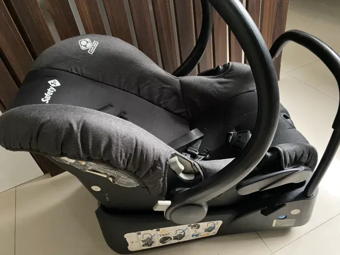 Conjunto carrinho e bebê conforto com base veicular Safety 1st Mobi
