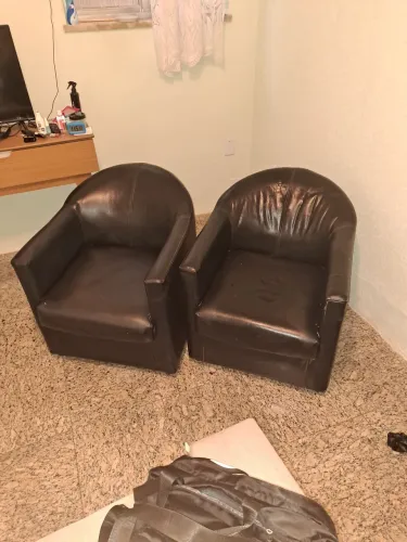 2 poltronas simples em corino
