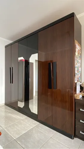 Guarda Roupas Casal com Espelho 275cm + 1 Criado Mudo