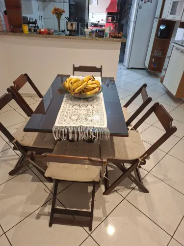 Mesa de madeira com 6 cadeiras