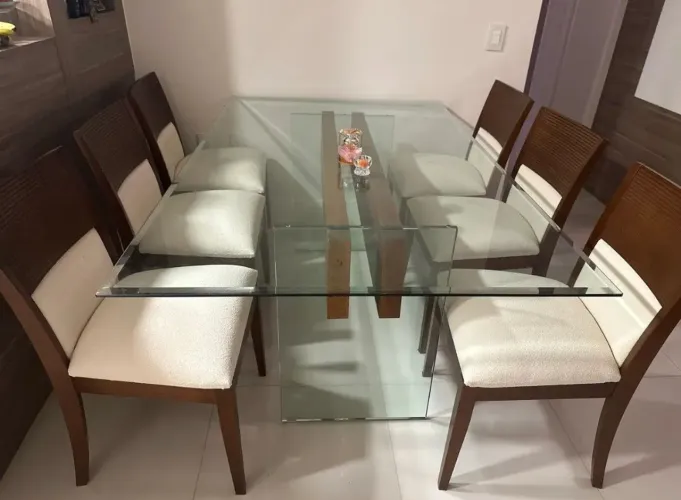 Mesa de vidro com detalhe em madeira maçica ( opção comprar as cadeiras )