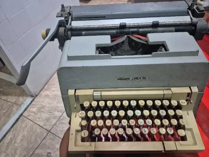 Máquina de escrever Olivetti Linea 98 Funcionando