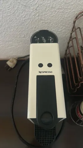 Cafeteira nespresso essenza mini