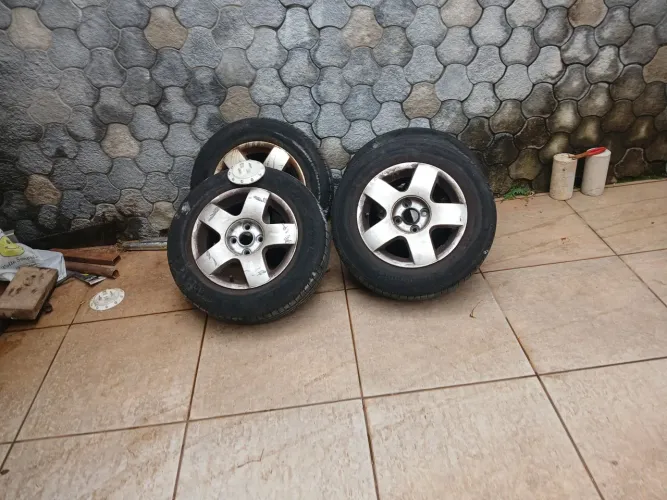 Vendo 4 pneus novos 1 mes de uso apenas com jogo 14 as rodad tambem