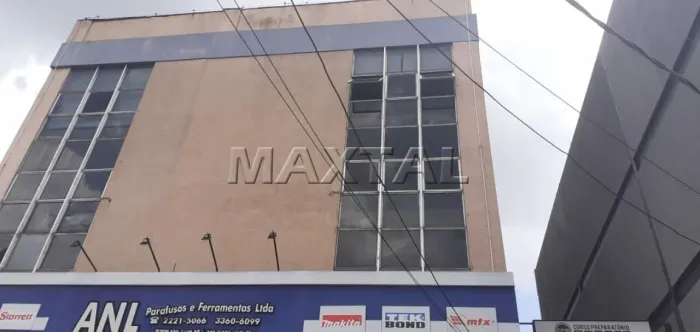 Prédio comercial na Avenida Cruzeiro do Sul, próximo ao Metrô, transporte público.