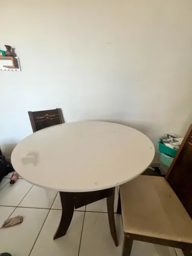 Mesa de Jantar Redonda com 04 lugares