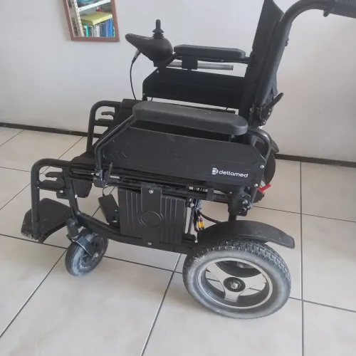 Dellamed D1000 é uma cadeira de rodas motorizada dobrável