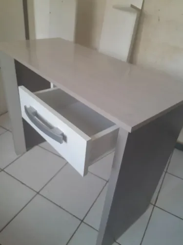 Escrivaninha com gaveta