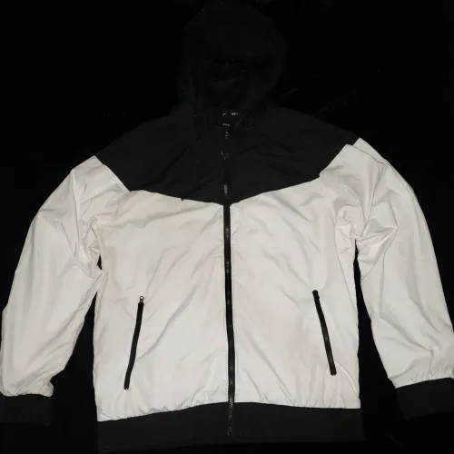 Jaqueta com Capuz Get Over Preto e Branco