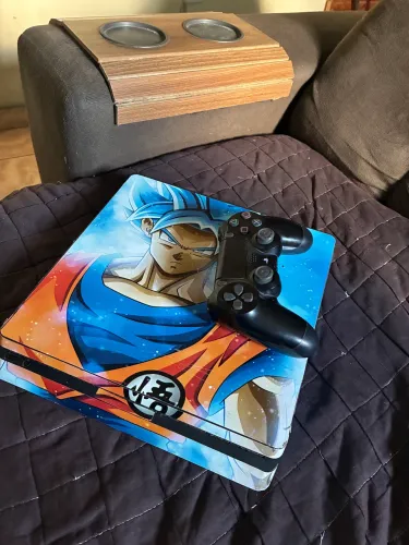 Vendo ps4 com 1 controles e 3 jogos de cd