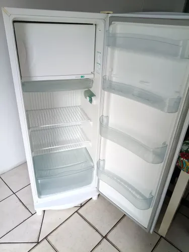 Vendo uma geladeira da Consul 275 litros Seme nova