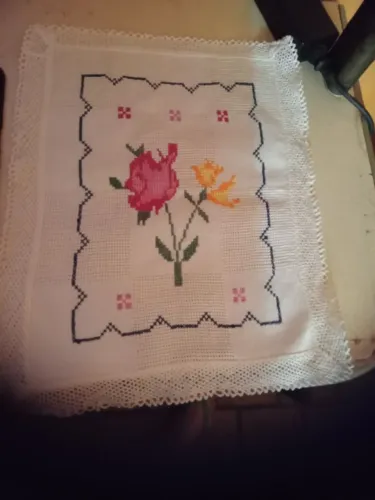 Antiga toalhinha de mesa bordada tipo ponto de cruz com design floral