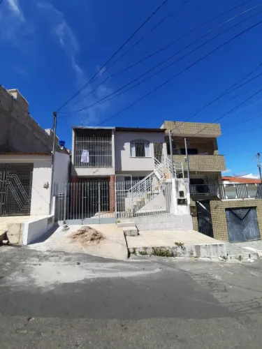 CASA COM TRÊS QUARTOS PARA LOCAÇÃO, SITUADA À RUA MARUIM - BAIRRO CIRURGIA