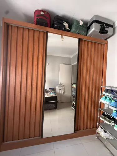 Guarda roupa 3 portas com 1 espelhada