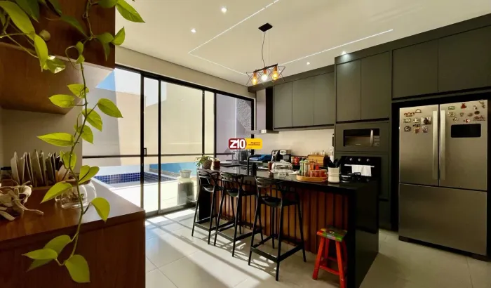 EXCELENTE CASA TÉRREA COM ACABAMENTO PREMIUM 3 SUITES E PISCINA EM CONDOMÍNIO FECHADO - RE