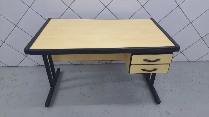 Mesa escritório com duas gavetas médias na descrição do anúncio