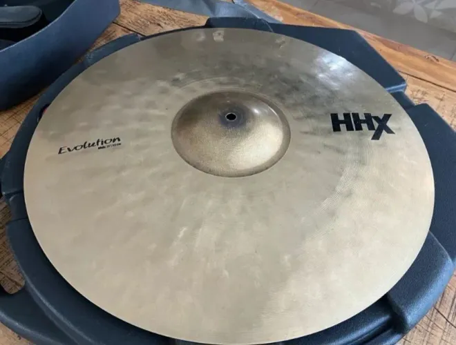 Kit Sabian HHX Evolution seminovo.
