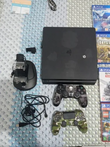 Vendo ps4 em ótimo estado, com 2 controles originais e 20 jogos