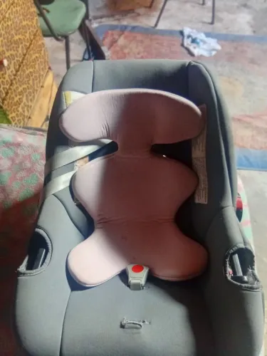 Bebê conforto e um canguru pra bebê