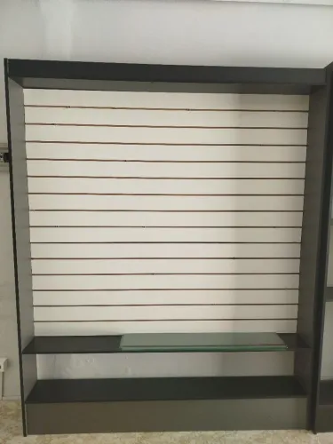 Painel canelado com suporte e laterais em mdf