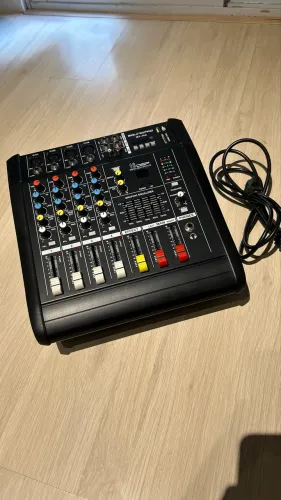 Mesa de som amplificada 